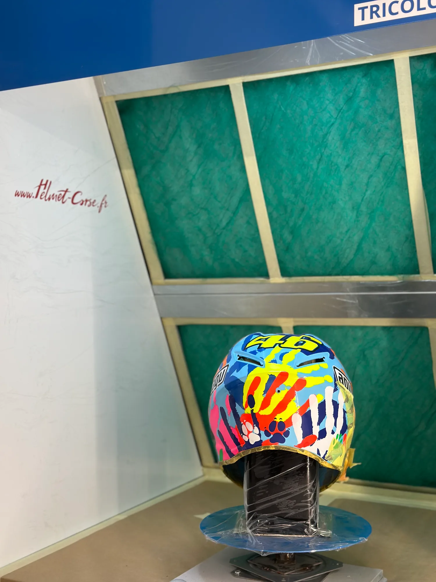 Casque personnalisé dans la cabine de peinture LABO 1000