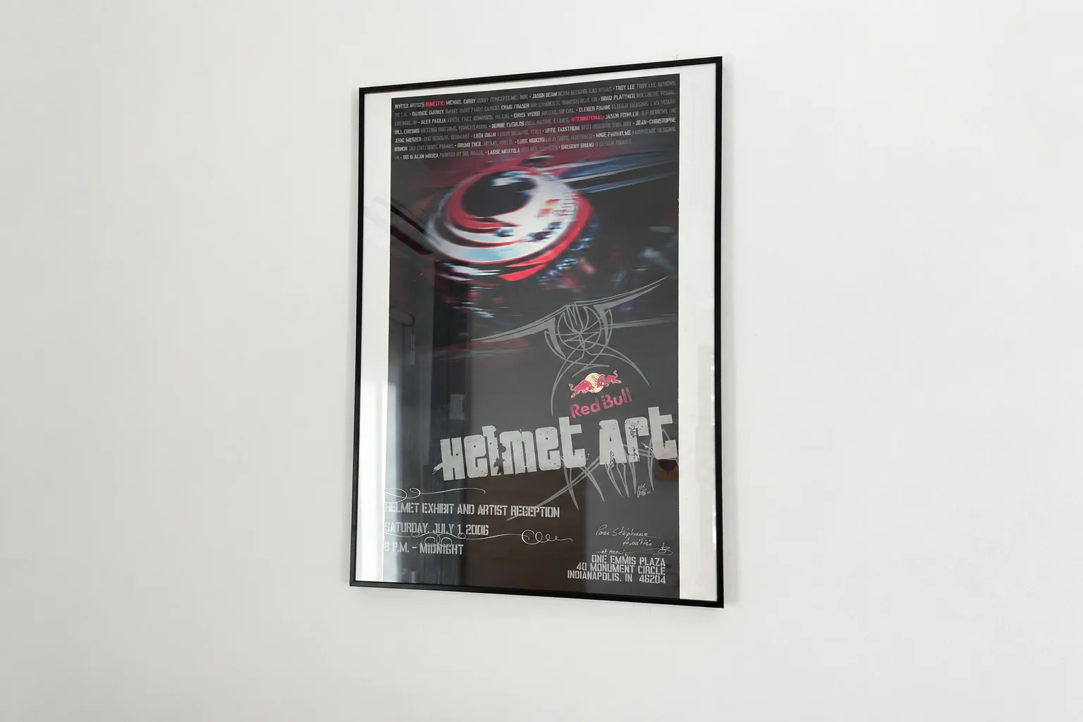 Affiche JCB Helmet Art encadrée dans l'atelier Helmet Corse