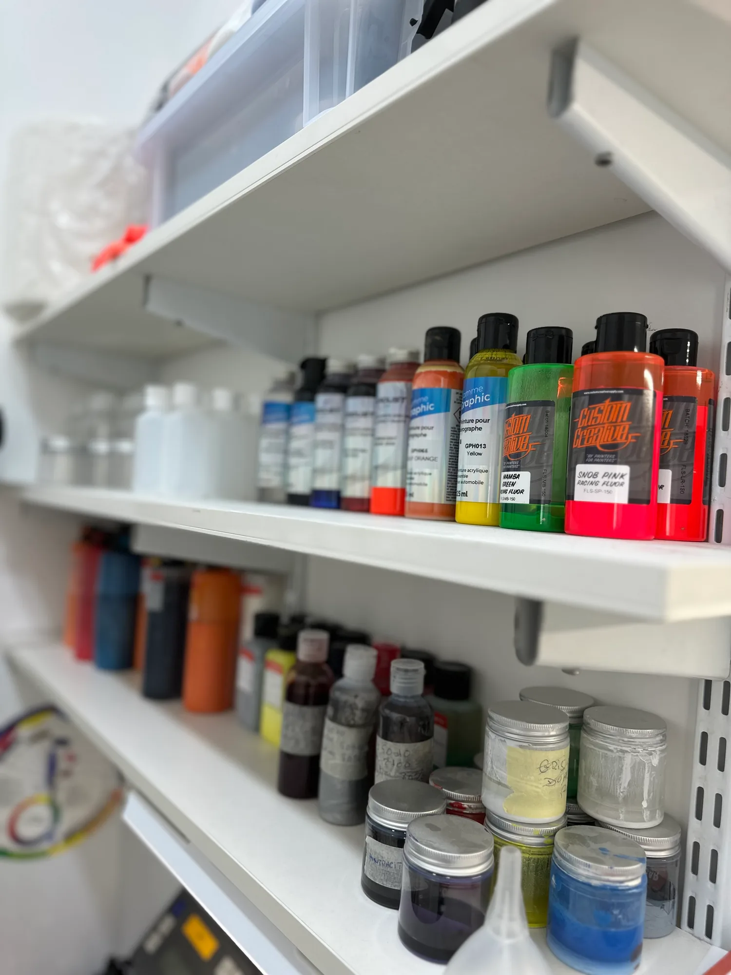 Peintures professionnelles rangées dans la salle de préparation