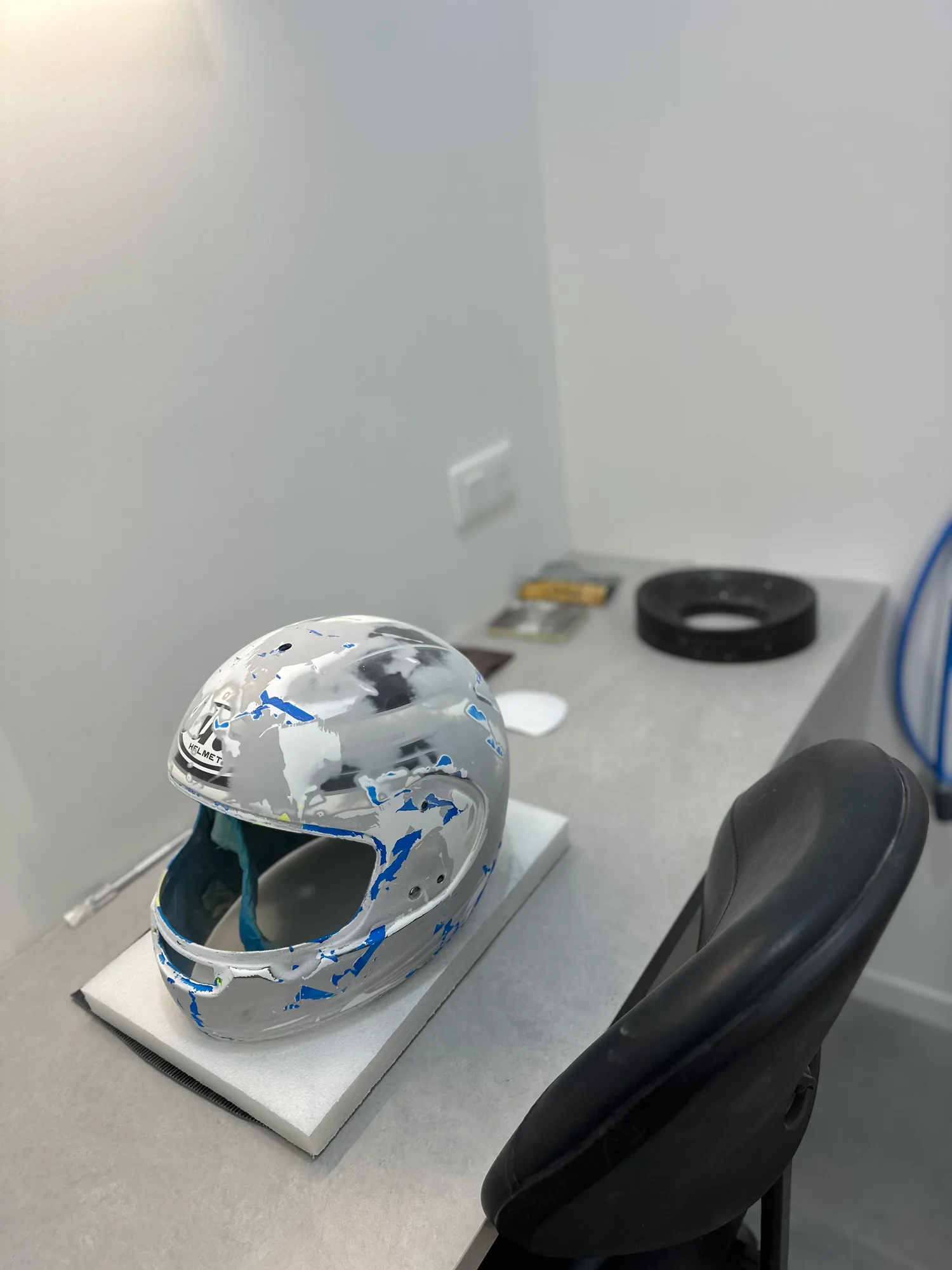 Casque installé au poste de ponçage avant peinture