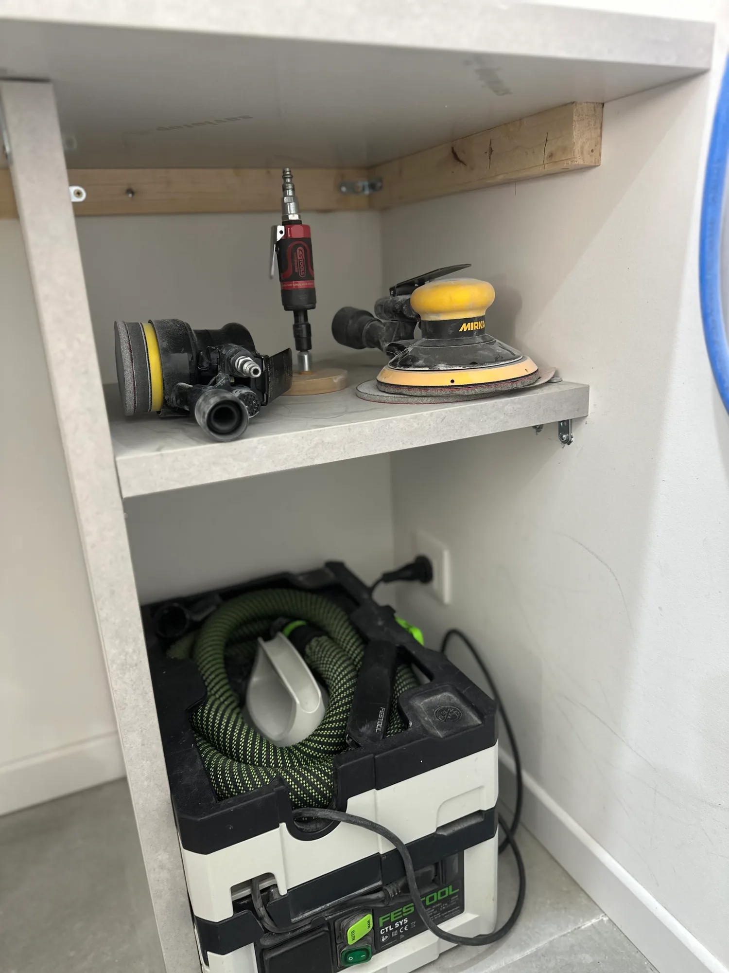Ponceuse orbitale Mirka et abrasifs dans la salle de ponçage