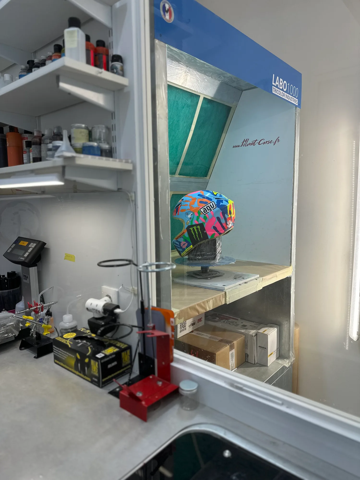Espace dédié à la préparation des peintures et des vernis