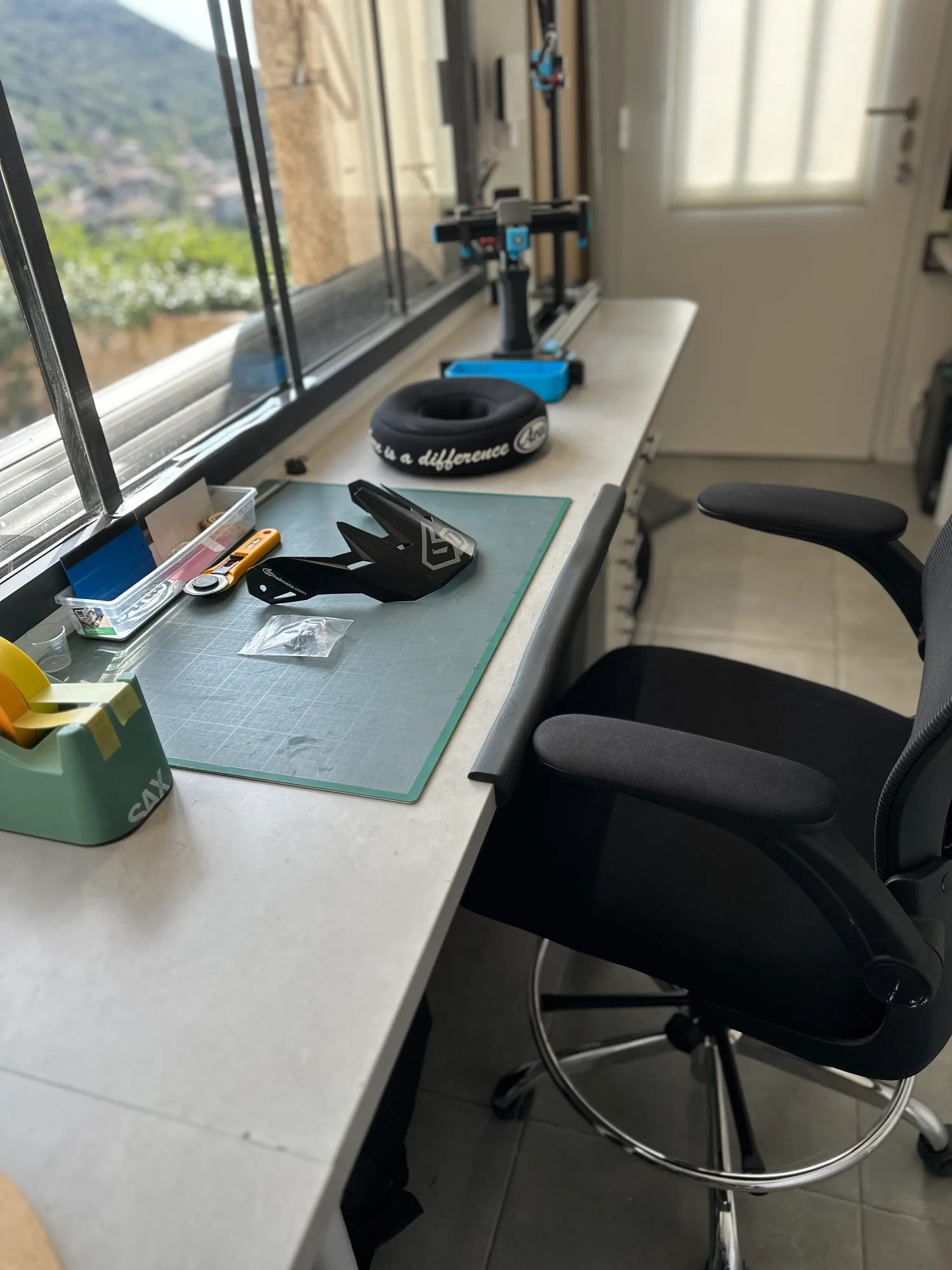 Salle principale lumineuse de l'atelier Helmet Corse