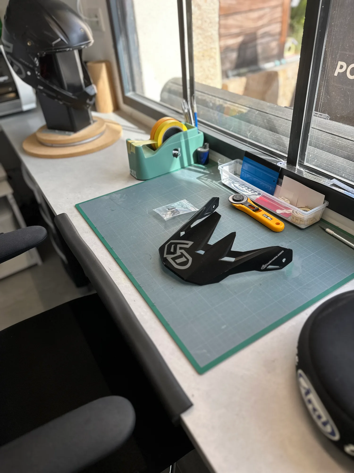 Table de traçage et de masquage avec une pièce de casque en préparation