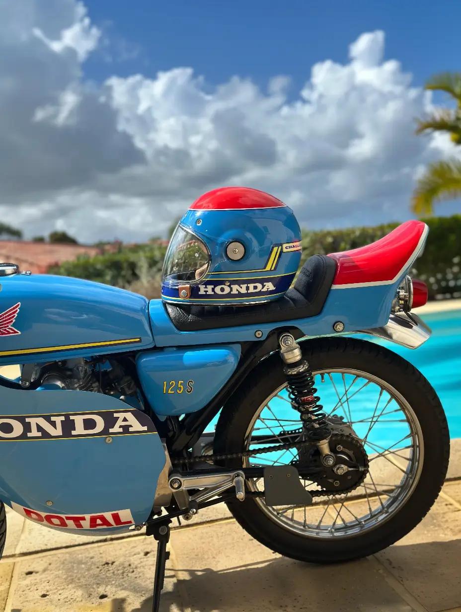 Casco personalizado Helmet Corse sobre una moto Honda