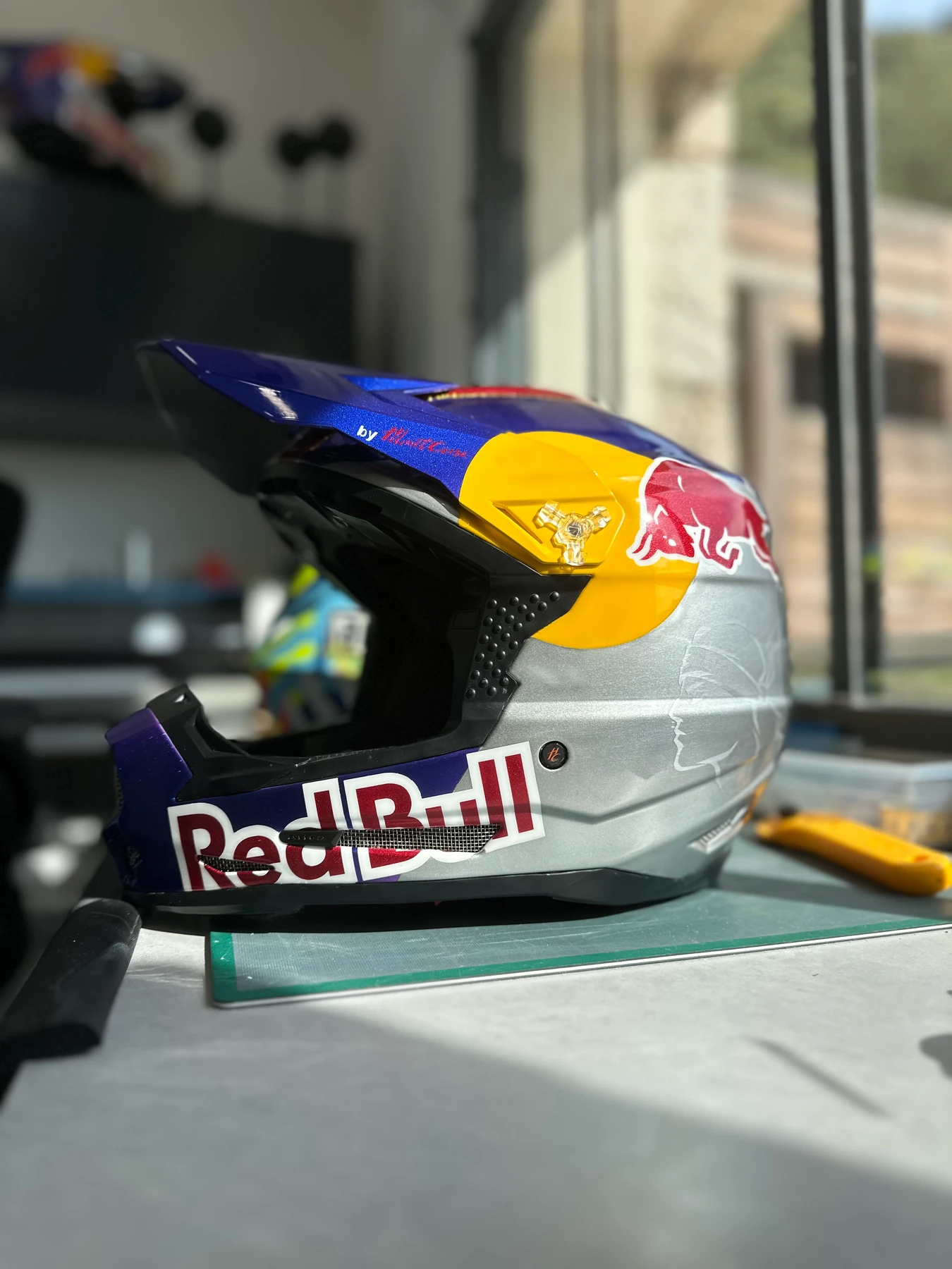 Casque 6D Sbuchja Carotta dans l’atelier Helmet Corse