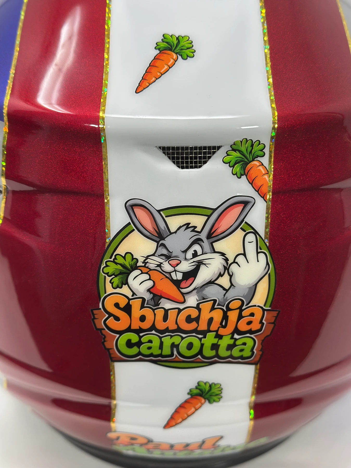 Détail de la mascotte Sbuchja Carotta et des liserés pailletés