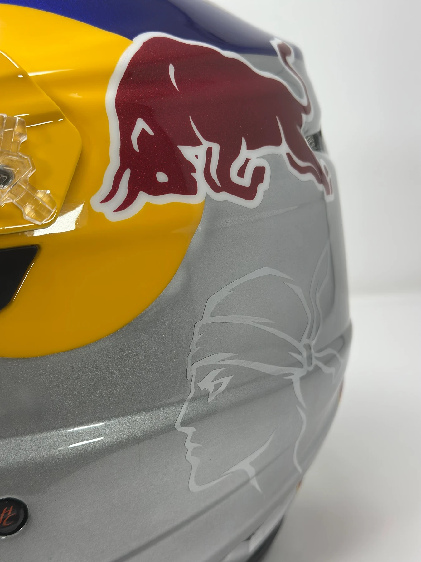 Tête de Maure sur le gris platinium du casque 6D