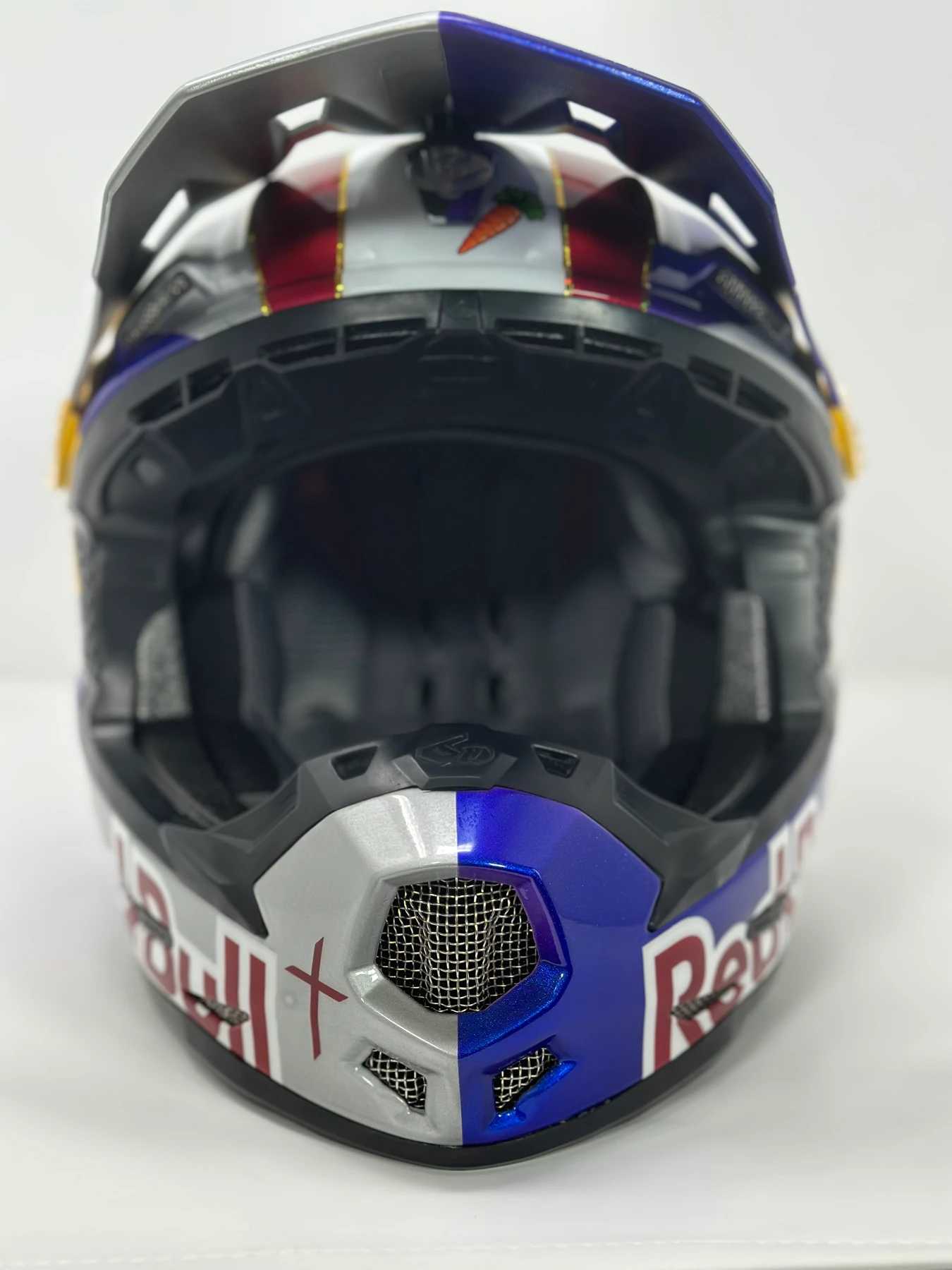 Vue de face du casque cross 6D personnalisé